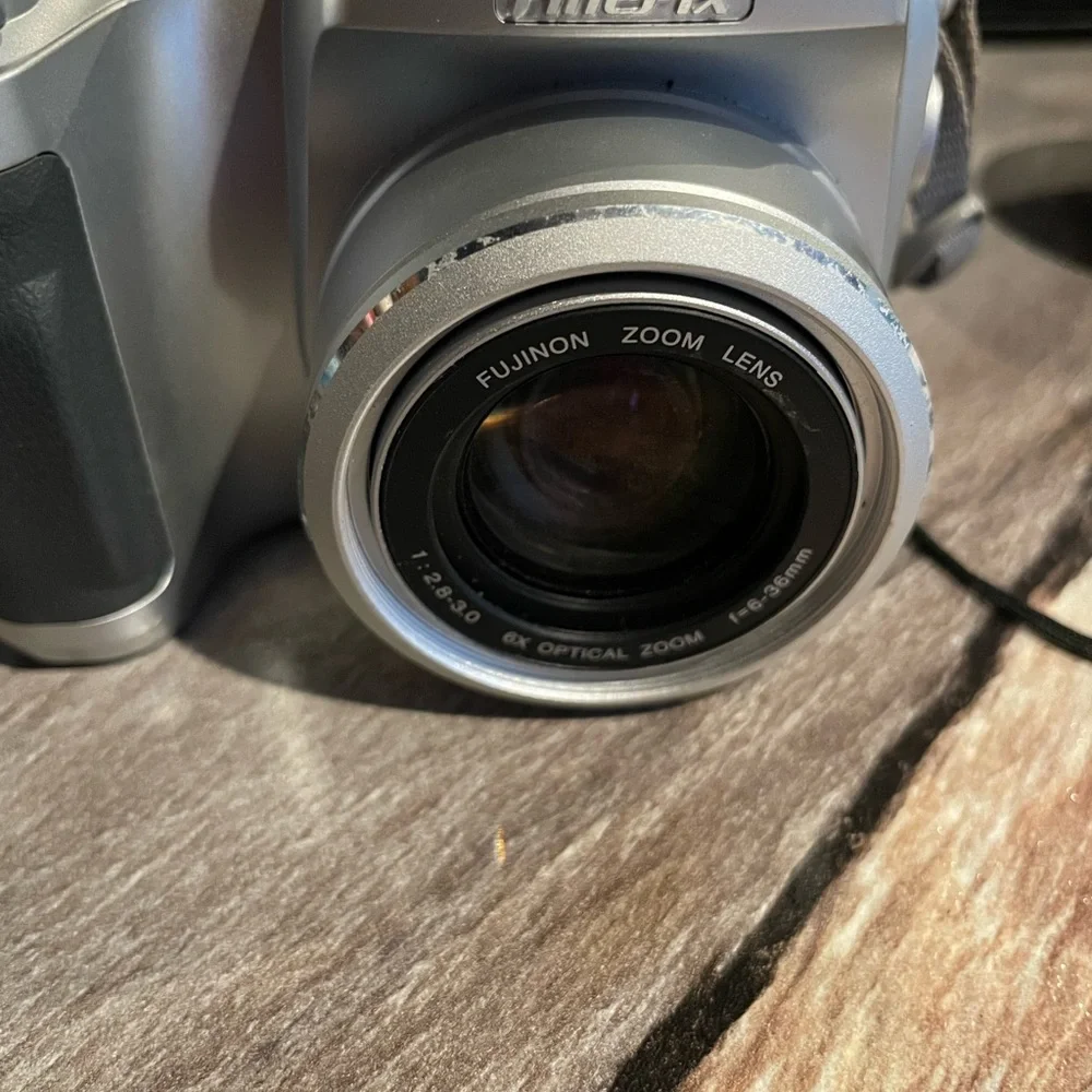 FINEPIX S3100 Digital Camera 6 times Zoom 4.0 MP Olympus XD Card. Case. Manual.
